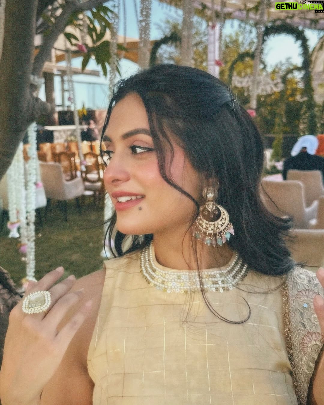 Preksha Makhija - 15.6K Likes - leja tu sandesa mera, main sadke jaawaan✨🪞🦢
.
.
wearing @jazz_and_jassi 
.
.
.
.
#ethnic #wedding #weddingday #ootd #potd #gadar #punjabisuit #traditional #weddinginspo