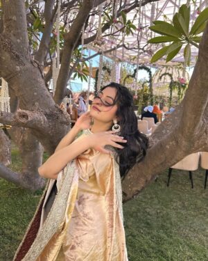 Preksha Makhija Instagram - leja tu sandesa mera, main sadke jaawaan✨🪞🦢
.
.
wearing @jazz_and_jassi
.
.
.
.
#ethnic #wedding #weddingday #ootd #potd #gadar #punjabisuit #traditional #weddinginspo