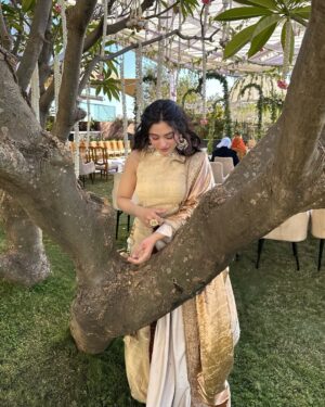 Preksha Makhija Instagram - leja tu sandesa mera, main sadke jaawaan✨🪞🦢
.
.
wearing @jazz_and_jassi
.
.
.
.
#ethnic #wedding #weddingday #ootd #potd #gadar #punjabisuit #traditional #weddinginspo