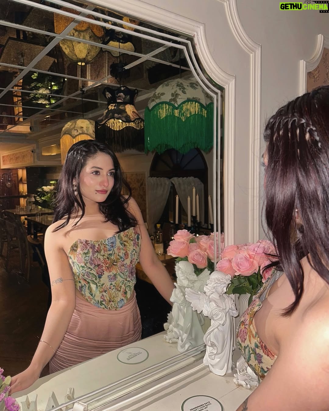Preksha Makhija - 10.4K Likes - shantipriya in 2025🙃✨
.
.
.
.
.
#instagram #explore #fyp #ａｅｓｔｈｅｔｉｃｓ #aesthetic #vintage