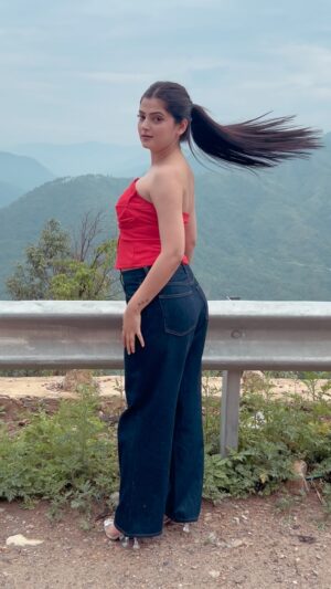 Prity Thista Instagram - Koi todd ni🫣 
.
.
.
.
.
.
.
.
#pritythista #reels #trendingreels #instagram #instagood #foryou #trend #viral #gulzaar r