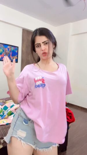 Prity Thista Instagram - Shake it to the max🙂‍↔️ 
.
.
.
.
.
.
.#pritythista #reels #trendingreels #instagood #instagram #viral #popular #foryou #share #trend #shakeitforme #dance #dancing