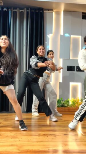 Priya Agarwal Instagram - Gamo Ki Baahon Ko Marod Ke 👊❤️
🧠- @dharmiksamani
📍- @malangdancecompany
.
.
.
.
#reels #reelsinstagram #instagood #instagram #golmaal #ale #dharmiksamanichoreography #masti #dance #viral #explorepage