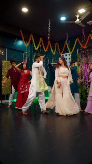 Priya Agarwal Instagram - Aajao Ji Sadi Gali 😉♥️
@pankaj_rajput_1103 ✨
.
.
.
.
#reels #reelsinstagram #insta #instagram #sadigali #tanuwedsmanu #kanganaranaut #weddingsongs #weddingdance #bollywood #bollywoodsongs #masti #group #viral #explorepage
