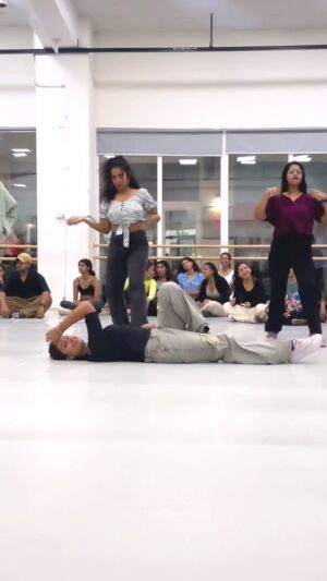 Priya Agarwal Instagram - Monika speaking- Piya Tu Kab Aayega 😉🙈

Choreography- @sanket_panchal25 🕺🏻 
📍- @ifbcstudios 
.
.
.
.
#reels #reelsinstagram #instagood #instagram #piyatuabtoaaja #sanketpanchalchoreography #bollywood #monika #viral #explore