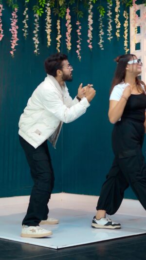 Priya Agarwal Instagram - Hamse Na Sharmao Ji 🙈
@pankaj_rajput_1103 🤍
.
.
.
.
#reels #reelsinstagram #instagram #instagood #desikalakar #mashup #trendingreels #trend #dingdong #look #attitude #viral #explorepage