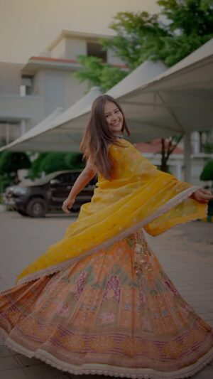 Priya Agarwal Instagram - Shaky Shaky 😍🫶
@snehuuuu_0301 @arohitayal 🎀
.
.
@sanjurathod07 @isha__malviya 
.
#reels #reelsinstagram #instagood #instagram #shakyshaky #trendy #trendingréels #newsong #look #dance #gurls #viral #explorepage