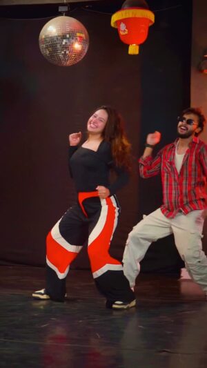 Priya Agarwal Instagram - Hone Se Tu kare Dil halla re 😍❤️
.
@shubhi_ag18 ✨
.
DC - @dharmiksamani 
.
#dance #instagood #foryou #instagram #reelsinstagram #choreography #noentry #instalike #reels #explore #trending #trendingreels