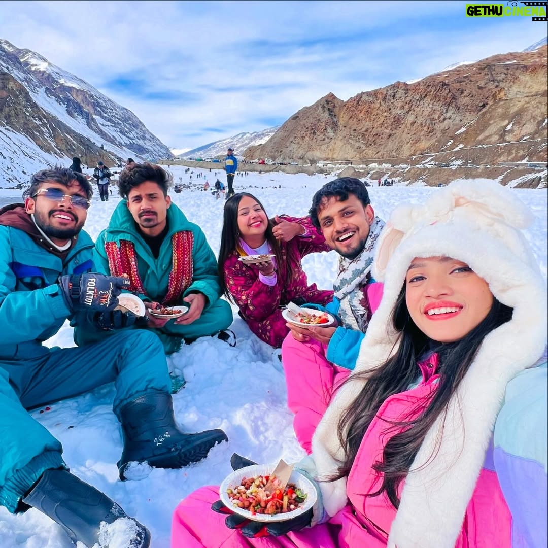Priya Agarwal - 1K Likes - “Where the earth touches the sky.”🌌 ⛰️

#manali #trip #friends #newpost