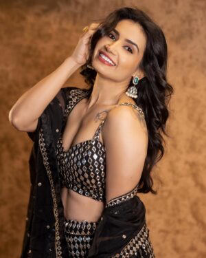 Priya Ahuja Instagram - 🖤✨

Videographer: @photo_vinayak 
Outfit: @indya 
Make up : @makeoverbydipika 
Studio : @studio__1965 

( outfit , black lehnga , glamorous, traditional, festival wear festive look )