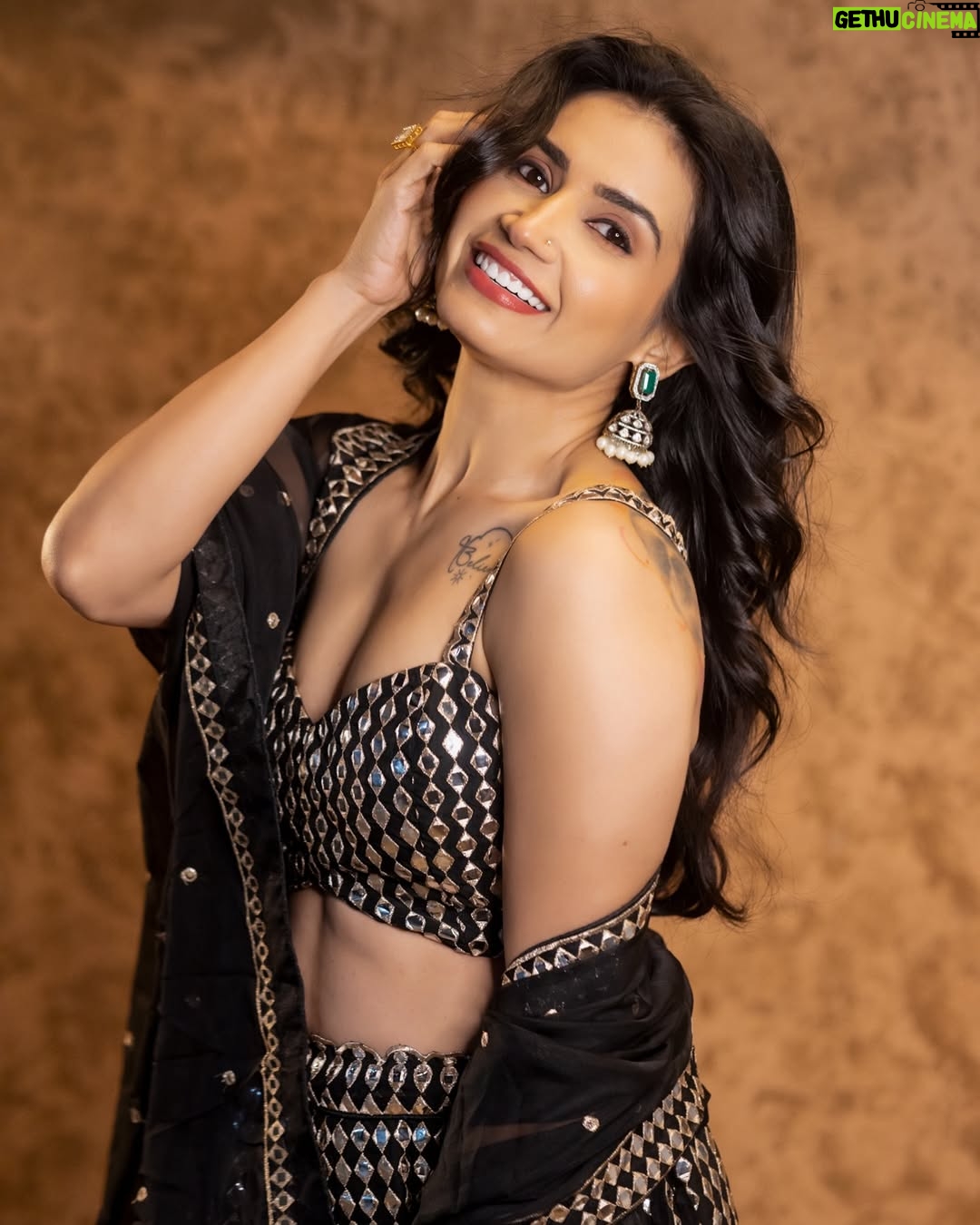 Priya Ahuja - 33K Likes - 🖤✨

Videographer: @photo_vinayak 
Outfit: @indya 
Make up : @makeoverbydipika 
Studio : @studio__1965 

( outfit , black lehnga , glamorous, traditional, festival wear festive look )