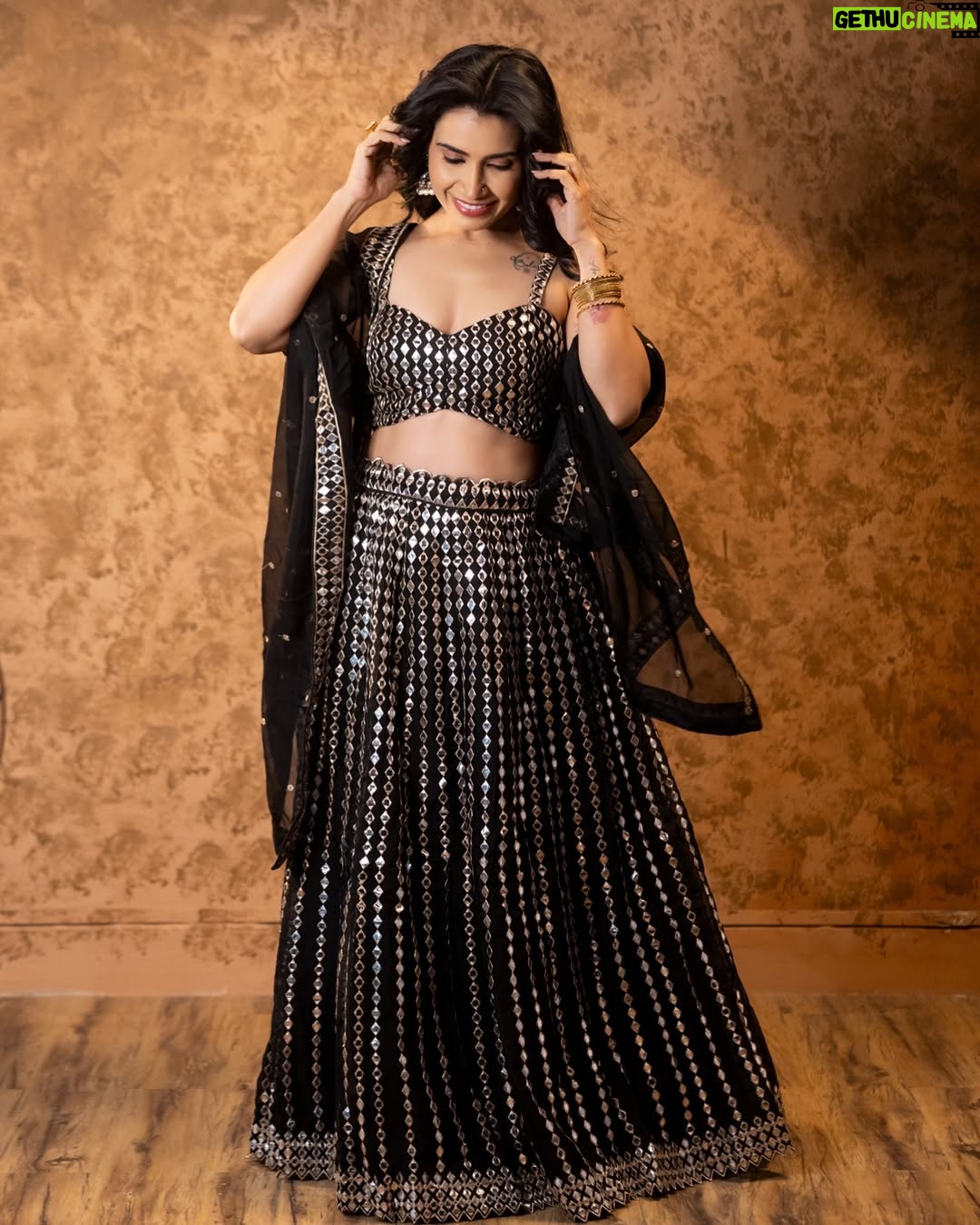 Priya Ahuja - 33K Likes - 🖤✨

Videographer: @photo_vinayak 
Outfit: @indya 
Make up : @makeoverbydipika 
Studio : @studio__1965 

( outfit , black lehnga , glamorous, traditional, festival wear festive look )