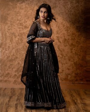Priya Ahuja Instagram - 🖤✨

Videographer: @photo_vinayak 
Outfit: @indya 
Make up : @makeoverbydipika 
Studio : @studio__1965 

( outfit , black lehnga , glamorous, traditional, festival wear festive look )