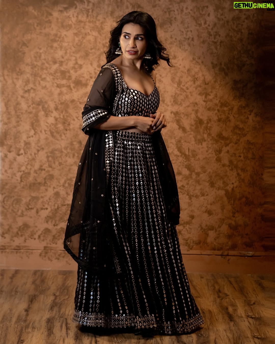 Priya Ahuja - 33K Likes - 🖤✨

Videographer: @photo_vinayak 
Outfit: @indya 
Make up : @makeoverbydipika 
Studio : @studio__1965 

( outfit , black lehnga , glamorous, traditional, festival wear festive look )