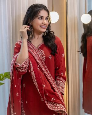 Priya Ahuja Instagram - Bahar banke aaun kabhi tumhari duniya main ✨

Outfit : @theklothingyard 
Makeup : @makeoverbydipika 
Videographer: @photo_vinayak 

( indianwear traditional wear red suit )