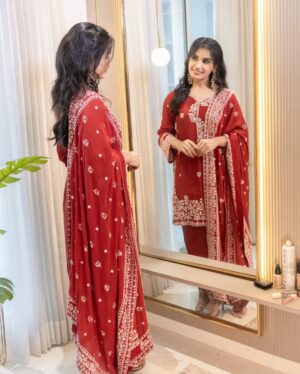 Priya Ahuja Instagram - Bahar banke aaun kabhi tumhari duniya main ✨

Outfit : @theklothingyard 
Makeup : @makeoverbydipika 
Videographer: @photo_vinayak 

( indianwear traditional wear red suit )