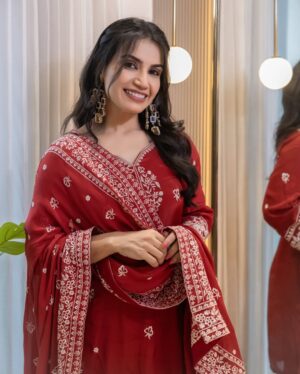 Priya Ahuja Instagram - Bahar banke aaun kabhi tumhari duniya main ✨

Outfit : @theklothingyard 
Makeup : @makeoverbydipika 
Videographer: @photo_vinayak 

( indianwear traditional wear red suit )