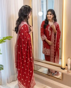 Priya Ahuja Instagram - Bahar banke aaun kabhi tumhari duniya main ✨

Outfit : @theklothingyard 
Makeup : @makeoverbydipika 
Videographer: @photo_vinayak 

( indianwear traditional wear red suit )