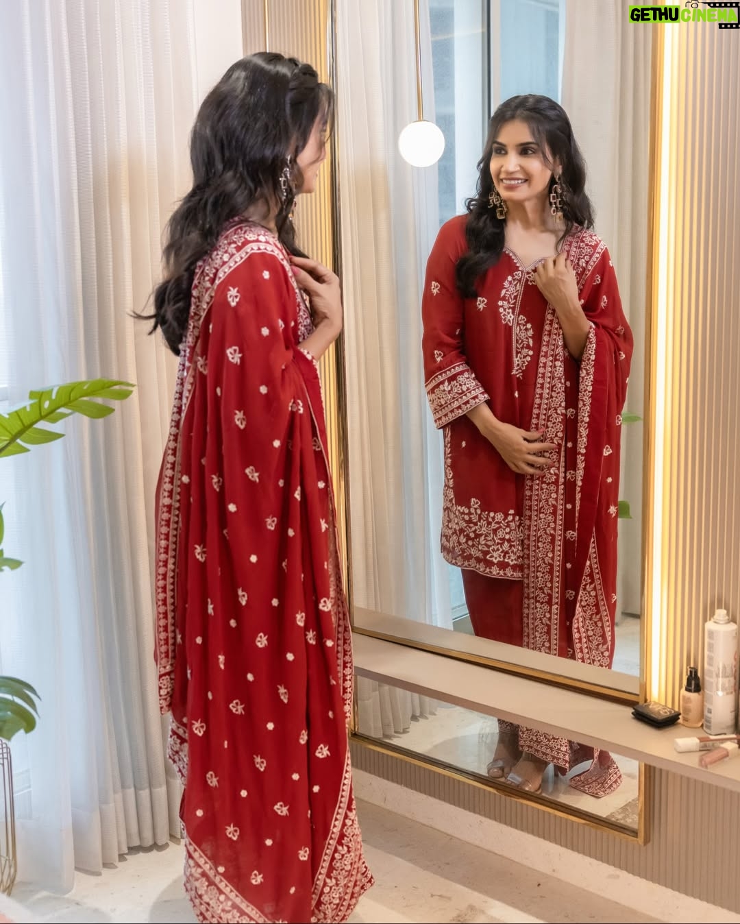Priya Ahuja - 25.4K Likes - Bahar banke aaun kabhi tumhari duniya main ✨

Outfit : @theklothingyard 
Makeup : @makeoverbydipika 
Videographer: @photo_vinayak 

( indianwear traditional wear red suit )