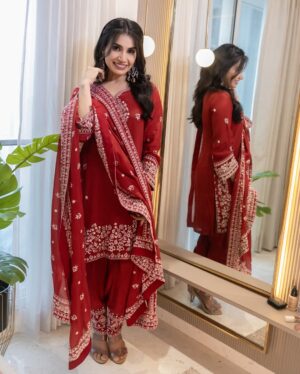 Priya Ahuja Instagram - Bahar banke aaun kabhi tumhari duniya main ✨

Outfit : @theklothingyard 
Makeup : @makeoverbydipika 
Videographer: @photo_vinayak 

( indianwear traditional wear red suit )