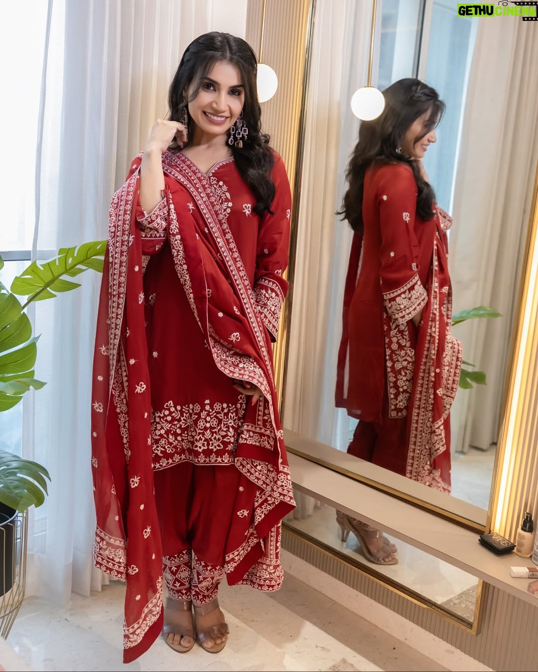 Priya Ahuja - 25.4K Likes - Bahar banke aaun kabhi tumhari duniya main ✨

Outfit : @theklothingyard 
Makeup : @makeoverbydipika 
Videographer: @photo_vinayak 

( indianwear traditional wear red suit )