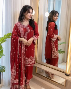 Priya Ahuja Instagram - Bahar banke aaun kabhi tumhari duniya main ✨

Outfit : @theklothingyard 
Makeup : @makeoverbydipika 
Videographer: @photo_vinayak 

( indianwear traditional wear red suit )