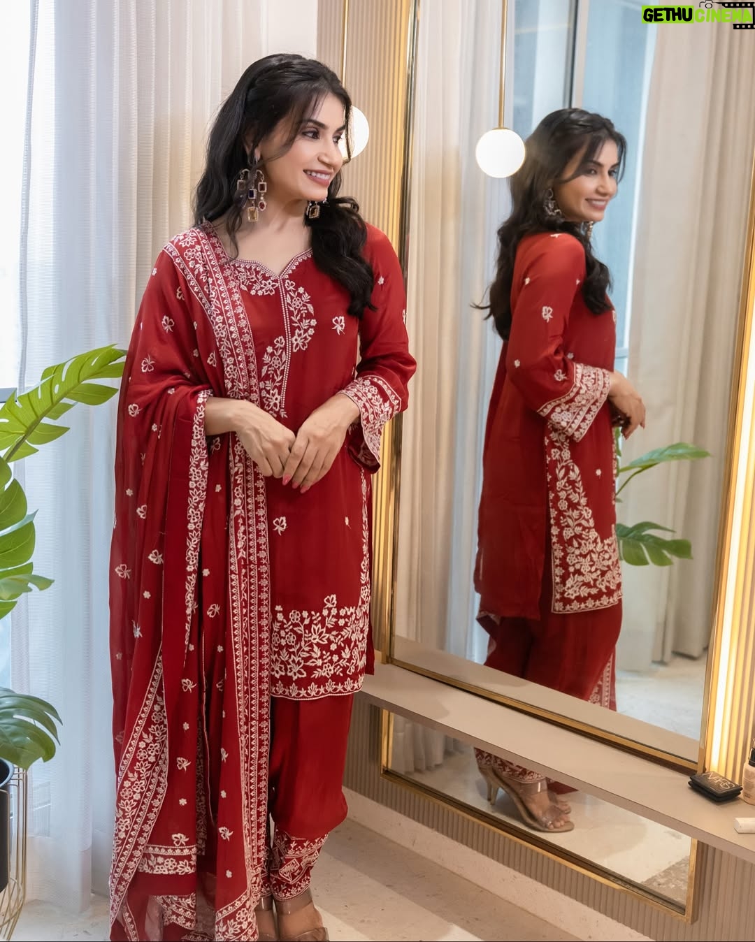 Priya Ahuja - 25.4K Likes - Bahar banke aaun kabhi tumhari duniya main ✨

Outfit : @theklothingyard 
Makeup : @makeoverbydipika 
Videographer: @photo_vinayak 

( indianwear traditional wear red suit )
