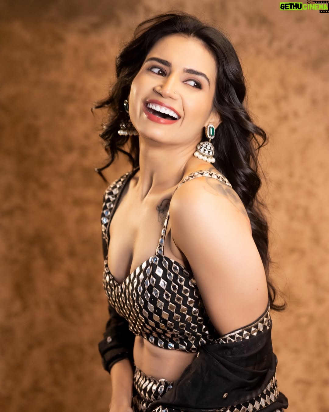 Priya Ahuja - 33K Likes - 🖤✨

Videographer: @photo_vinayak 
Outfit: @indya 
Make up : @makeoverbydipika 
Studio : @studio__1965 

( outfit , black lehnga , glamorous, traditional, festival wear festive look )