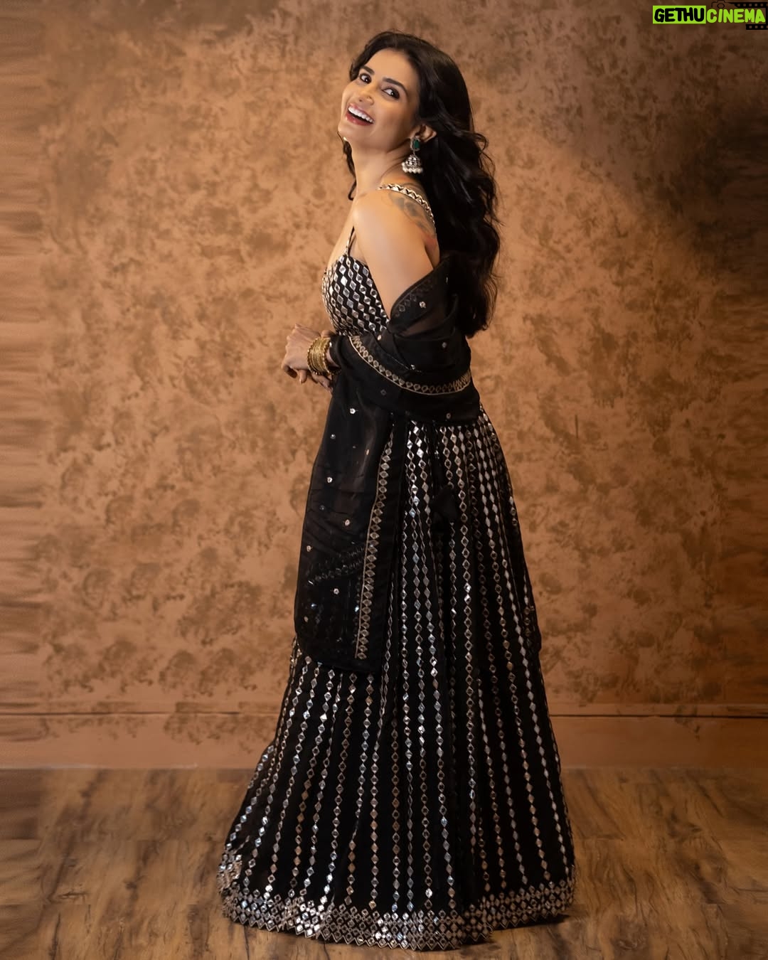 Priya Ahuja - 33K Likes - 🖤✨

Videographer: @photo_vinayak 
Outfit: @indya 
Make up : @makeoverbydipika 
Studio : @studio__1965 

( outfit , black lehnga , glamorous, traditional, festival wear festive look )