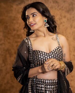 Priya Ahuja Instagram - 🖤✨

Videographer: @photo_vinayak 
Outfit: @indya 
Make up : @makeoverbydipika 
Studio : @studio__1965 

( outfit , black lehnga , glamorous, traditional, festival wear festive look )