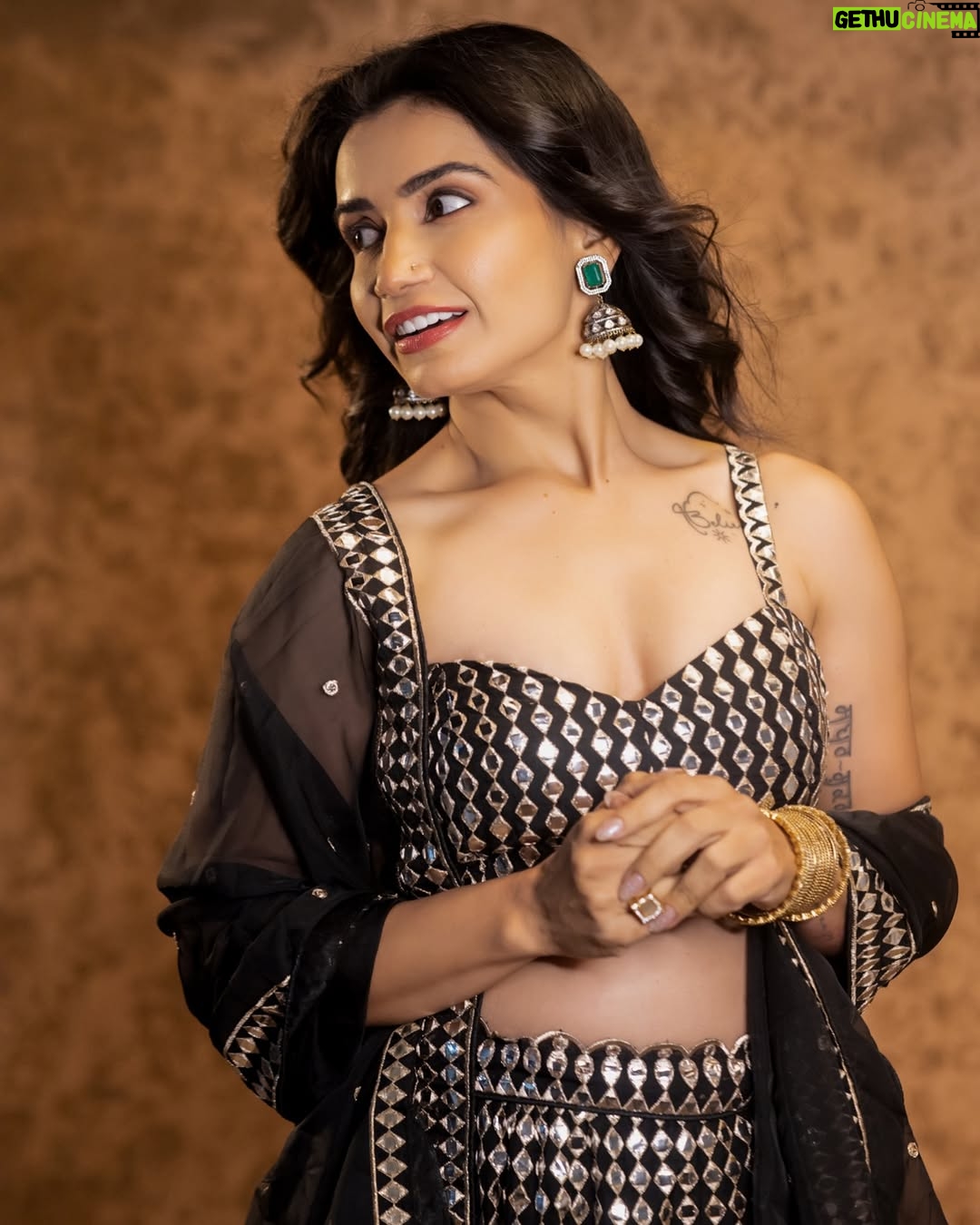 Priya Ahuja - 33K Likes - 🖤✨

Videographer: @photo_vinayak 
Outfit: @indya 
Make up : @makeoverbydipika 
Studio : @studio__1965 

( outfit , black lehnga , glamorous, traditional, festival wear festive look )