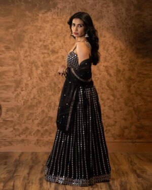 Priya Ahuja Instagram - 🖤✨

Videographer: @photo_vinayak 
Outfit: @indya 
Make up : @makeoverbydipika 
Studio : @studio__1965 

( outfit , black lehnga , glamorous, traditional, festival wear festive look )
