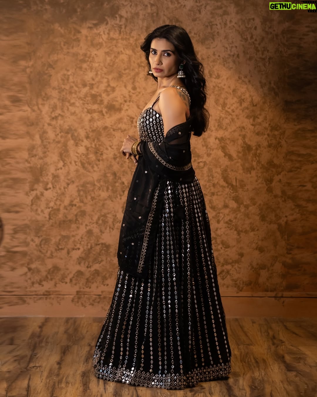 Priya Ahuja - 33K Likes - 🖤✨

Videographer: @photo_vinayak 
Outfit: @indya 
Make up : @makeoverbydipika 
Studio : @studio__1965 

( outfit , black lehnga , glamorous, traditional, festival wear festive look )