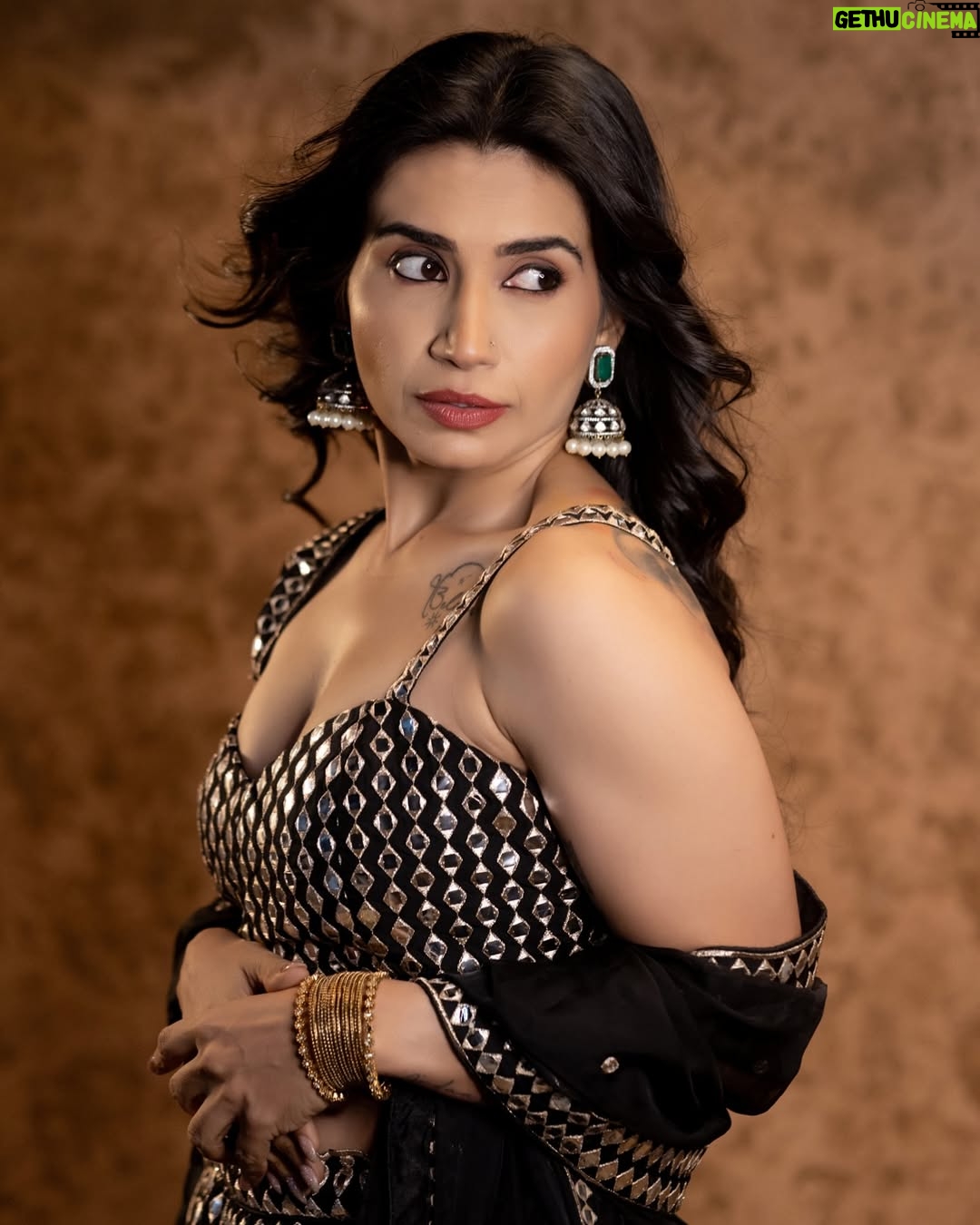 Priya Ahuja - 33K Likes - 🖤✨

Videographer: @photo_vinayak 
Outfit: @indya 
Make up : @makeoverbydipika 
Studio : @studio__1965 

( outfit , black lehnga , glamorous, traditional, festival wear festive look )