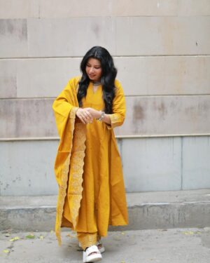 Priya Goyal Instagram - Let your dupatta color the whole world✨💛
.
.
.
.
.
.
#instagood #instalike #instagram #instadaily #fashion #fashionblogger #lifestyle #explore #explorepage #fashionista #ootd #traditional #picoftheday