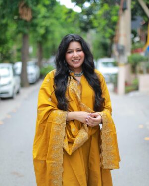 Priya Goyal Instagram - Let your dupatta color the whole world✨💛
.
.
.
.
.
.
#instagood #instalike #instagram #instadaily #fashion #fashionblogger #lifestyle #explore #explorepage #fashionista #ootd #traditional #picoftheday