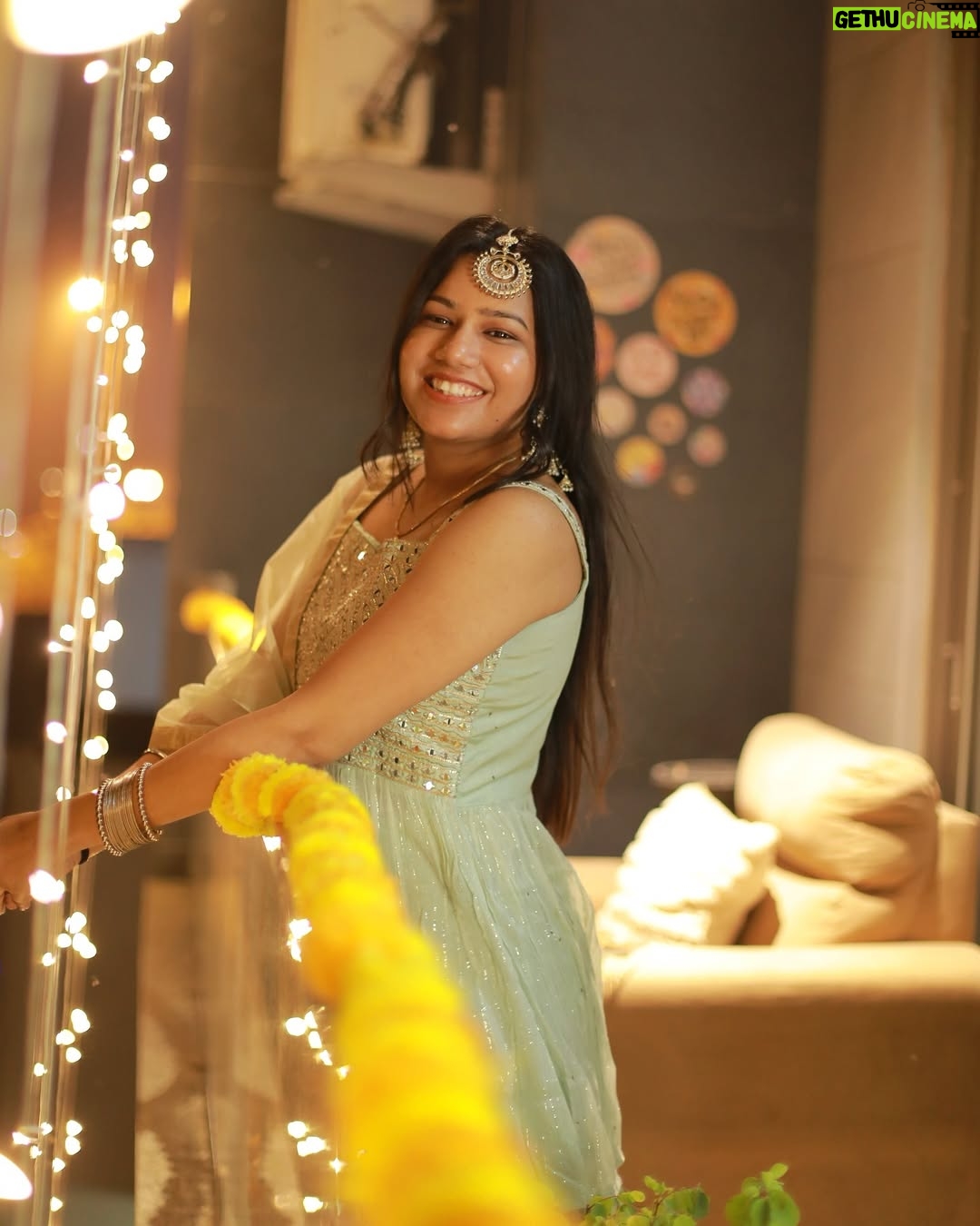 Priya Goyal - 4.9K Likes - Happy Diwali🎉 @_priyagoyall 
.
.
.
.
.
#instagood #instalike #instagood #instagram #lifestyle #diwali #love #festive #vibes #ootd #picoftheday