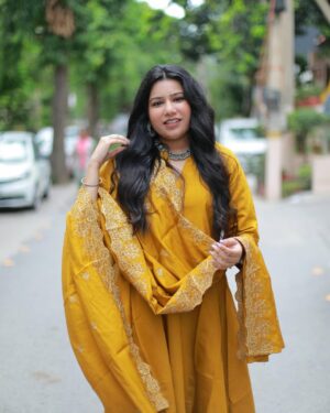 Priya Goyal Instagram - Let your dupatta color the whole world✨💛
.
.
.
.
.
.
#instagood #instalike #instagram #instadaily #fashion #fashionblogger #lifestyle #explore #explorepage #fashionista #ootd #traditional #picoftheday