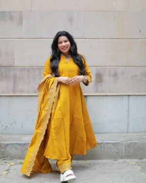 Priya Goyal Instagram - Let your dupatta color the whole world✨💛
.
.
.
.
.
.
#instagood #instalike #instagram #instadaily #fashion #fashionblogger #lifestyle #explore #explorepage #fashionista #ootd #traditional #picoftheday