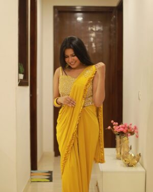 Priya Goyal Instagram - Wrapped in elegance🙈❤️ 
.
.
.
.
.
.
#instagood #instagram #instalike #instadaily #fashion #fashionblogger #fashionstyle #fashionista #fashiongram #saree #ootd #picoftheday