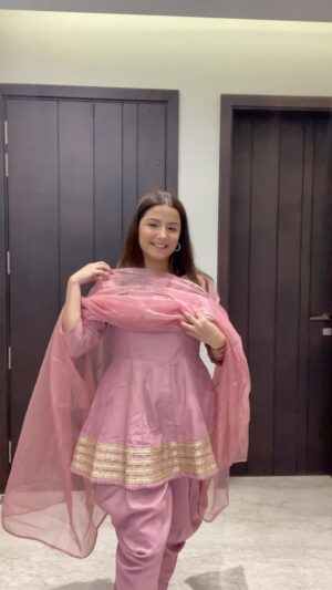 Priya Kapoor Arora Instagram - Rakhi outfit series day 1
@inddus.india
#rakhioutfit #rakhi #suits