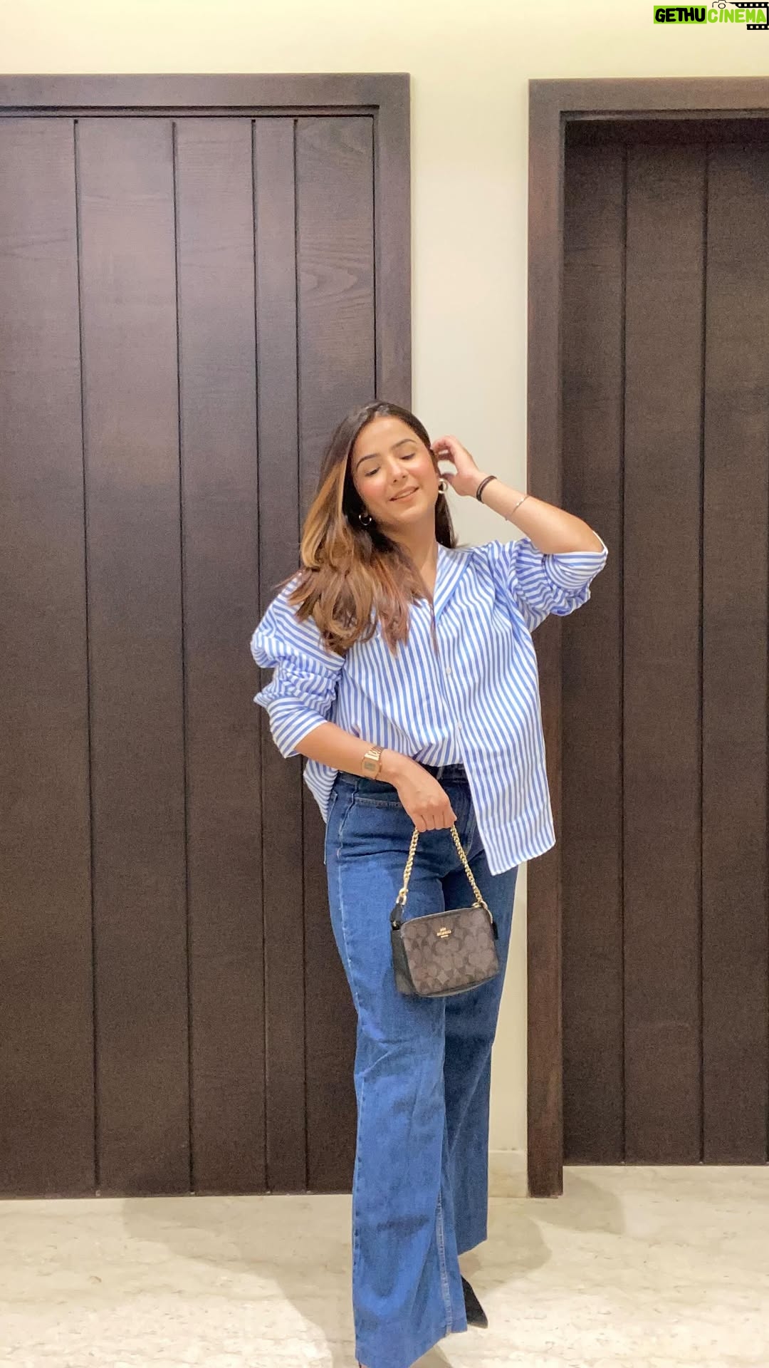 Priya Kapoor Arora - 2K Likes - GRWM ✨✨✨

Shirt - @zara 
Jeans - @zara 
Heels - @hm 
Watch - @casio.india 
Bag - @coach