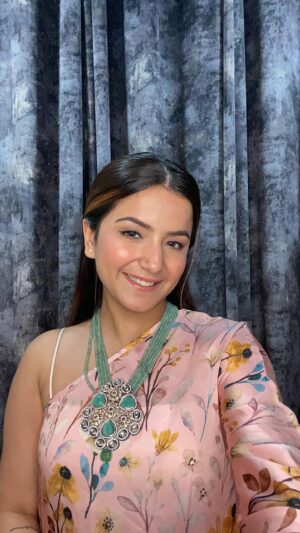 Priya Kapoor Arora Instagram - So recently I ordered these beautiful neck pieces from @jewel_by_kishorifashion and the quality was really amazing so give it a try….
#jewellery #goodqaulity #necklaces #antiquejewelry