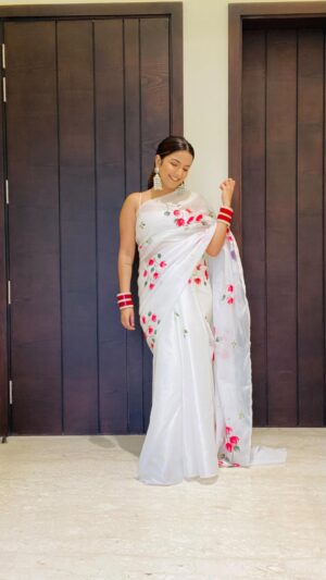 Priya Kapoor Arora Instagram - Wearing this beautiful saree from @pituraindia 🤍♥️
#saree #indian #ethnicwear