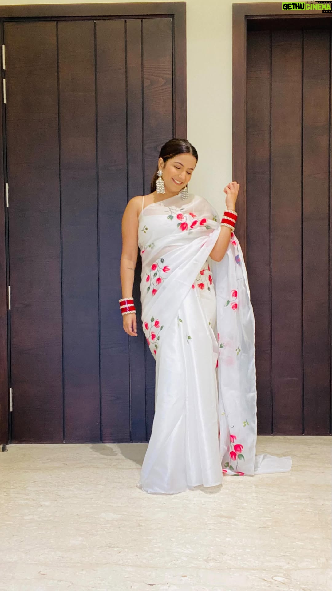 Priya Kapoor Arora - 2.9K Likes - Wearing this beautiful saree from @pituraindia 🤍♥️

#saree #indian #ethnicwear