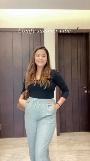 Priya Kapoor Arora Instagram - Comfy Vibe Check ✔️
Top - @mango
Trouser - @marksandspencerindia
Flats - @aands_official
Bag - @prerto