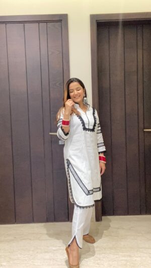 Priya Kapoor Arora Instagram - GRWM FOR CASUAL OUTING 🖤🤍
Outfit - @the_sew_sisters
Earrings- @amazondotin
#blackamdwhite #suits #summersuit #casualoutfit