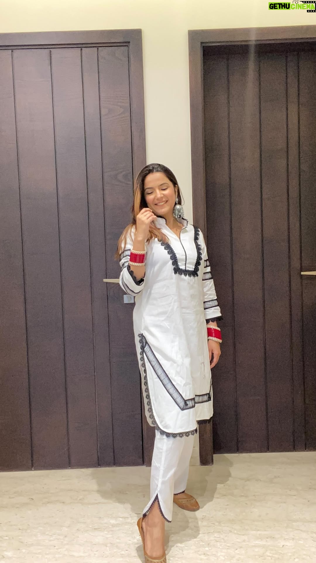 Priya Kapoor Arora - 1.6K Likes - GRWM FOR CASUAL OUTING 🖤🤍

Outfit - @the_sew_sisters 
Earrings- @amazondotin 

#blackamdwhite #suits #summersuit #casualoutfit