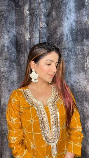 Priya Kapoor Arora Instagram - Kudiye ni teri vibe ✨
Jewellery- @everstylishcom
Outfit - @officialarshdesigns