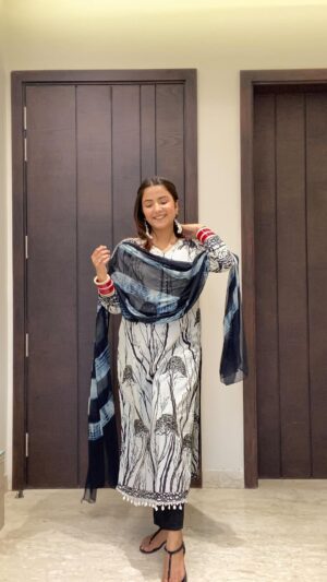 Priya Kapoor Arora Instagram - Day 2/7 Summersuits series
Suit - @officialarshdesigns
Earrings- @everstylishcom
#ootdfashion #ootd #summersuits #suits